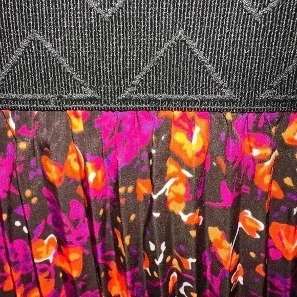 Lularoe medium black , orange & hot pink‎ abstract print pleated Jill skirt NWT - Picture 2 of 6